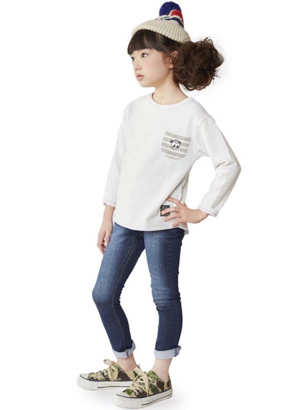 ホワイト系のTシャツ/カットソーを着用したキッズの秋コーディネートの1枚目の写真