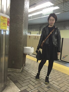 「全身黒」｜「アイテム（ライダースジャケット）」を使った、田村祥子さん（レディース・165cm）の春コーディネート