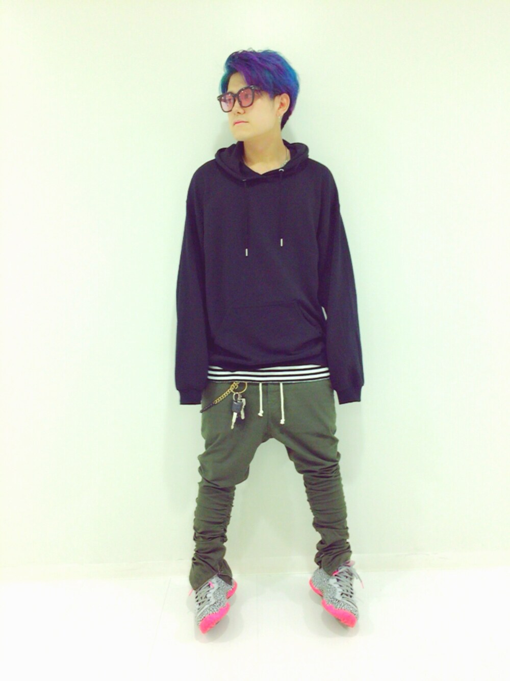 ブラック系のパーカー、その他のタンクトップ、グリーン系のパンツを着用したメンズの秋コーディネートの1枚目の写真