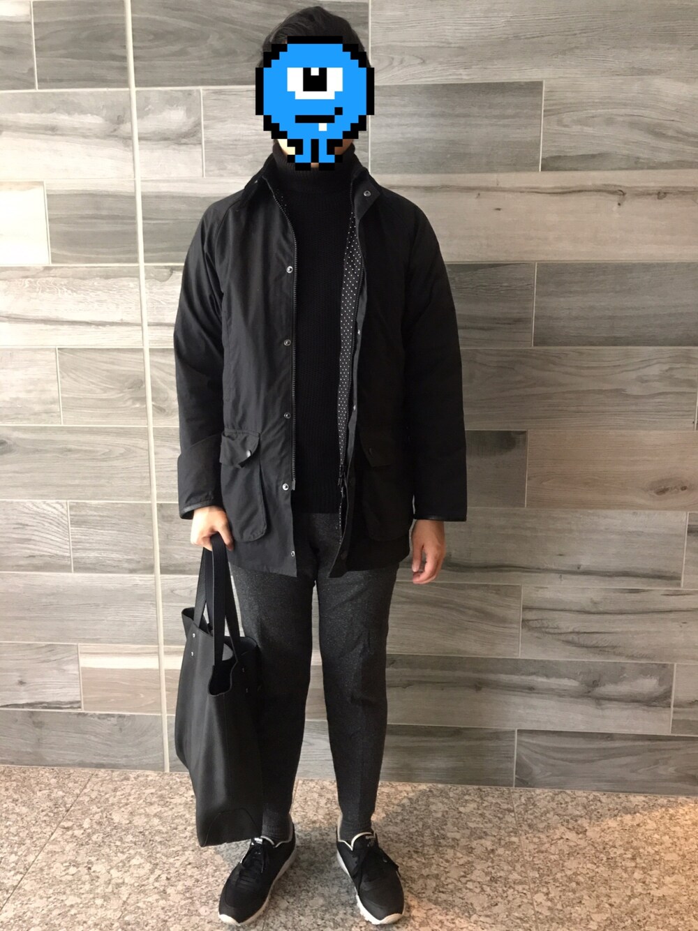 「冬コーデ、タートルネック、barbour、ユニクロ、黒コーデ、黒」｜「Barbourのアイテム（カバーオール、ブラック系）」を使った、Piさん（メンズ・178cm）の秋コーディネートの1枚目の写真