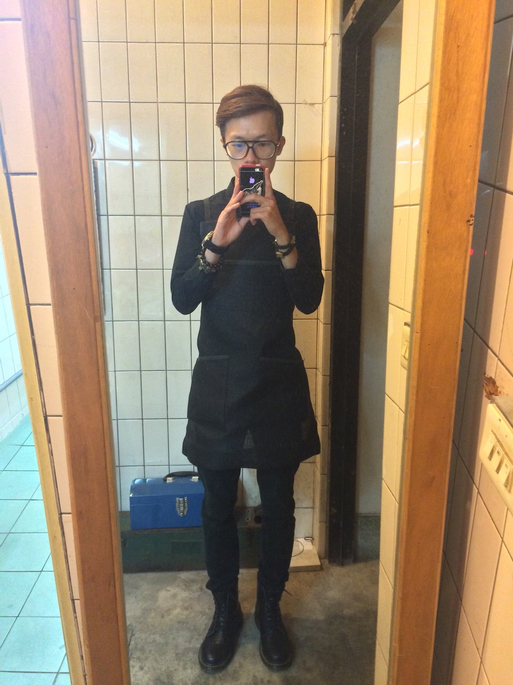 「barista、cafe、ART、TOM FORD、EMPORIO ARMANI、Dr.Martens、圍裙、咖啡師」｜「Dr. Martensのアイテム（ブーツ、ブラック系）」を使った、Chris Huangさん（メンズ・166cm）の秋コーディネートの1枚目の写真