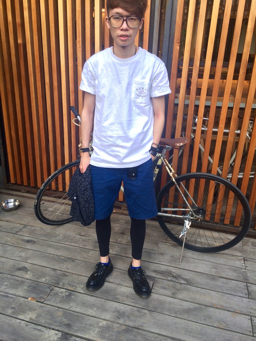 「overkillinc、REMIX、TOM FORD、bridge、ART、T-SHIRT、NET」｜「NETのアイテム（カーゴパンツ、ブルー系）」を使った、Chris Huangさん（メンズ・165cm）の秋コーディネートの1枚目の写真