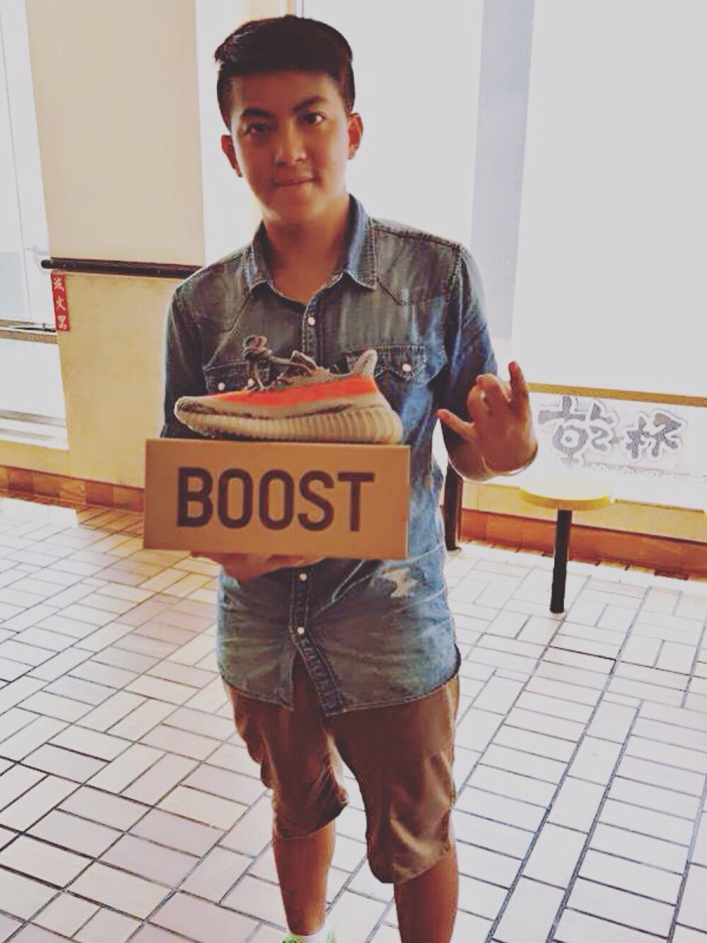 「adidas Originalsのアイテム（スニーカー、グレー系）」を使った、TingTing Linさん（メンズ・163cm）の秋コーディネートの1枚目の写真