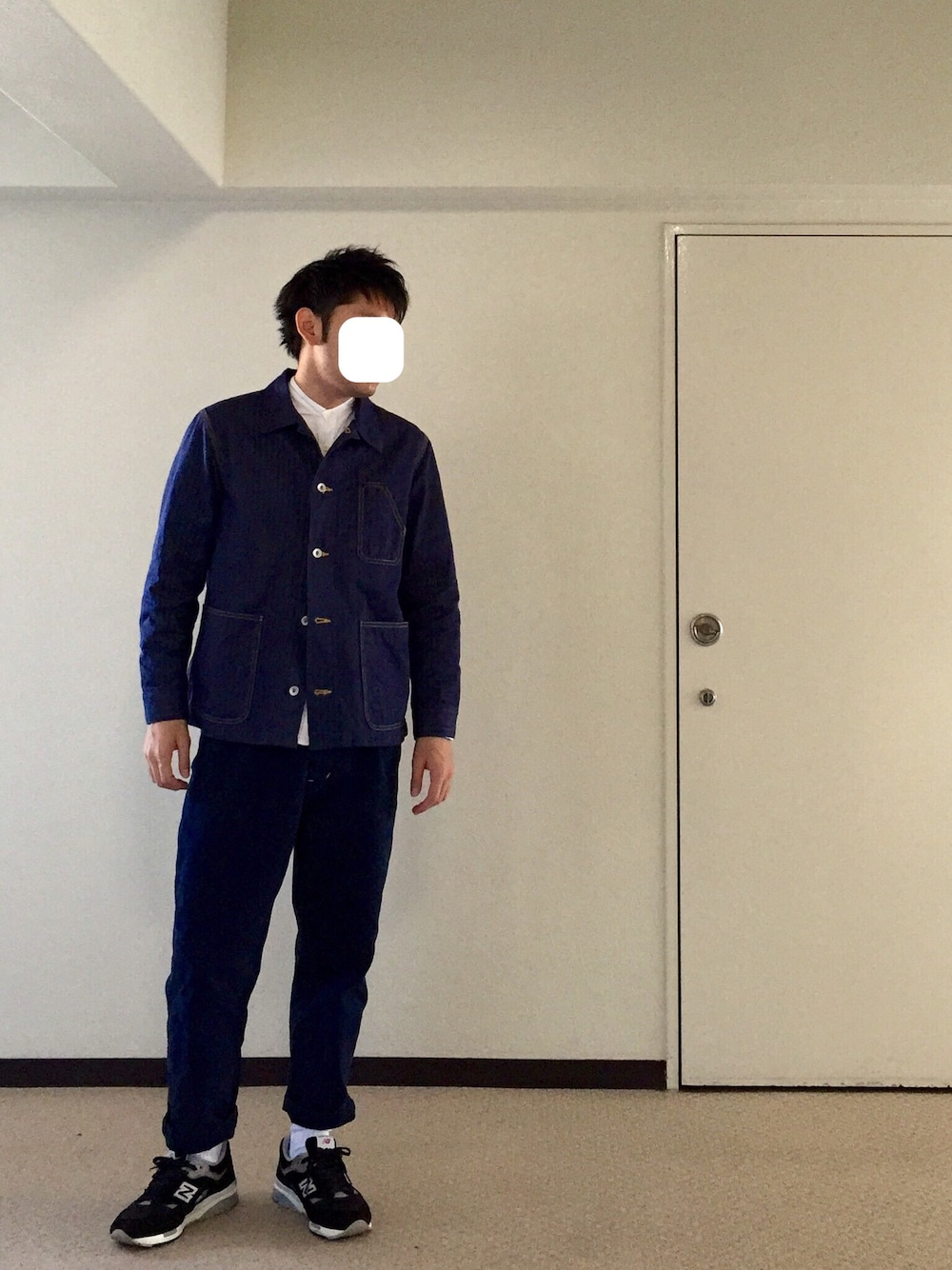 「白シャツ、カバーオール、ネイビー、スニーカー、秋のコーデ、スタンドカラー、ノーカラーシャツ、シンプル」｜「THE NERDYSのアイテム（カバーオール、ブルー系）」を使った、yusukeさん（メンズ・171cm）の秋コーディネートの1枚目の写真