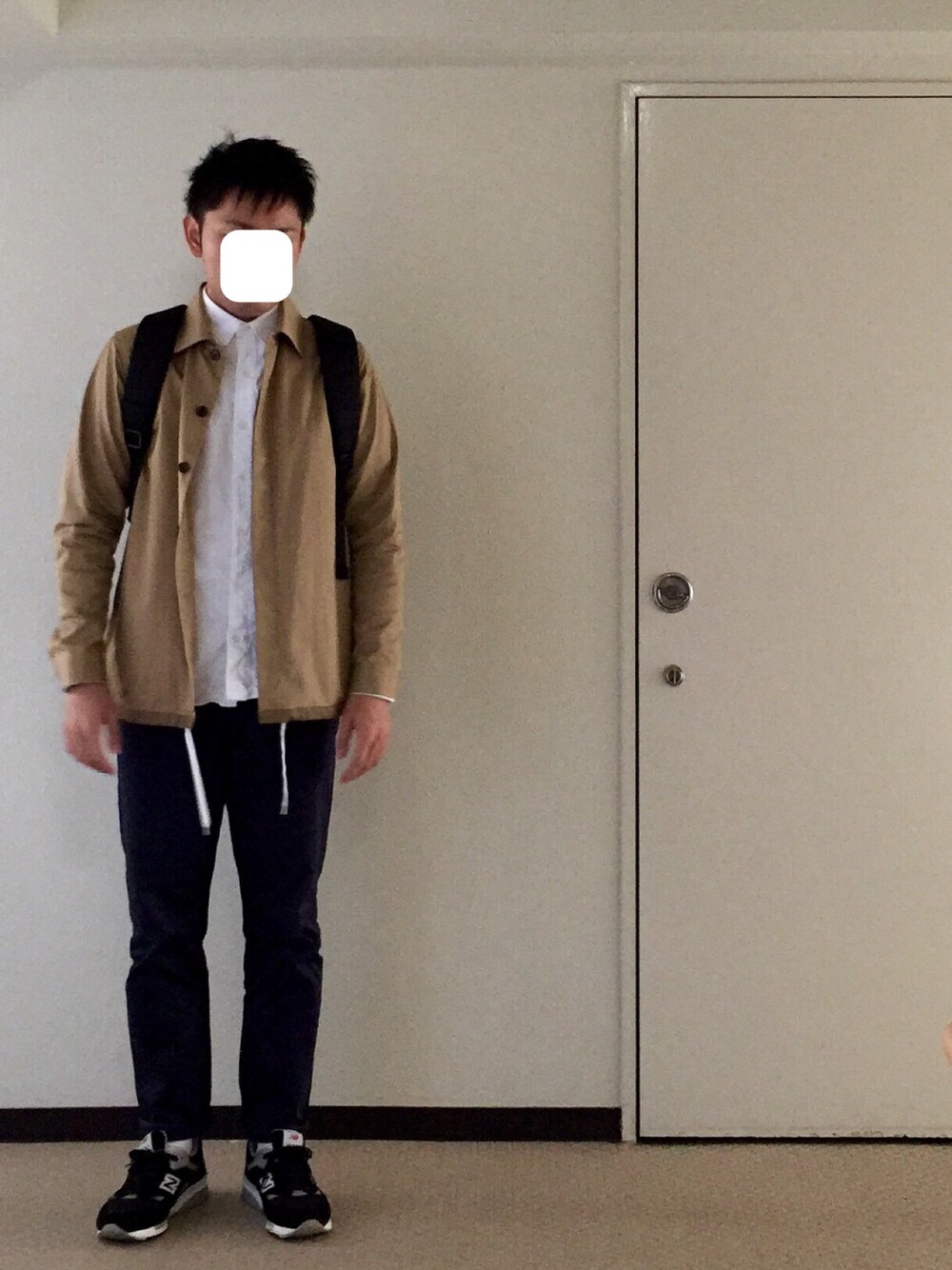 「シャツブルゾン、シャツスタイル、シャツ、シンプル、ネイビー、スニーカー、New Balance、.efilevol」｜「.efiLevolのアイテム（ブルゾン、ベージュ系）」を使った、yusukeさん（メンズ・171cm）の秋コーディネートの1枚目の写真