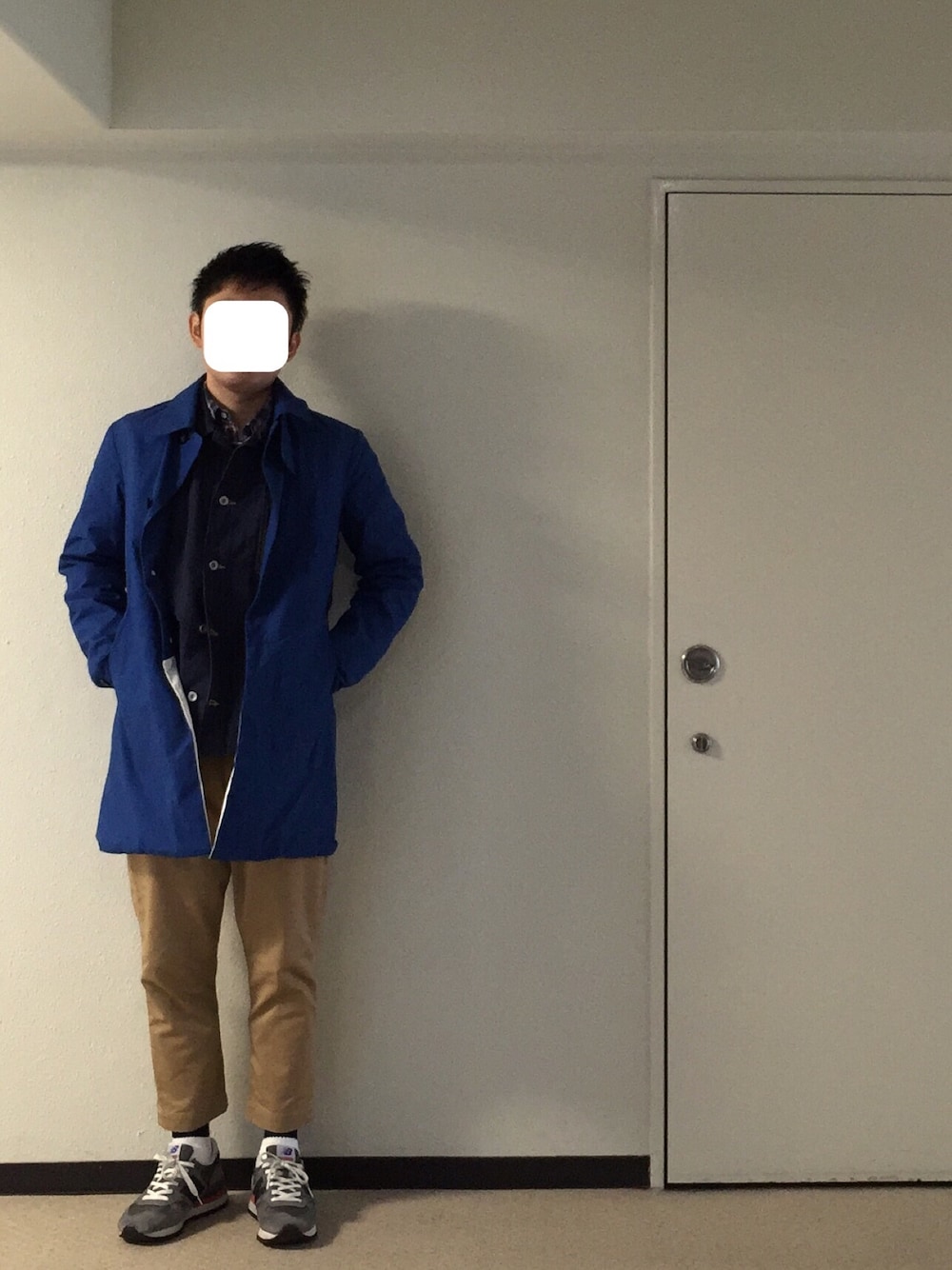 「シンプル、ステンカラーコート、カバーオール、シャツスタイル、チノパン、ネイビー、スニーカー、New Balance、THE NERDYS」｜「BEAMSのNEW BALANCE / M990（スニーカー、グレー系）」を使った、yusukeさん（メンズ・171cm）の秋コーディネートの1枚目の写真