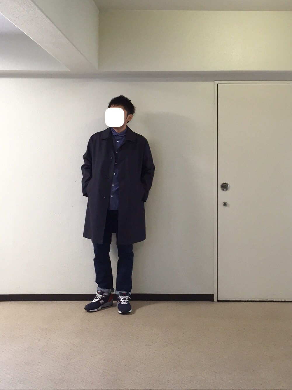 「ステンカラーコート、シンプル、STILL BY HAND、デニム、スニーカー、New Balance、シャツスタイル、キレイめ、秋冬」｜「AURALEEのアイテム（シャツ/ブラウス、ブルー系）」を使った、yusukeさん（メンズ・171cm）の秋コーディネートの1枚目の写真