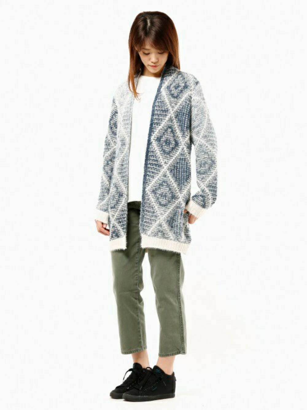 「カーディガン、スウェット、ミリタリー、ベイカーパンツ、holiday、セール、SALE、auntie rosa holiday」｜「Auntie Rosa Holidayの【Holiday】オルテガシャギーカーデ（カーディガン/ボレロ、ブルー系）」を使った、MIKI MORIさん（レディース・173cm）の冬コーディネートの1枚目の写真