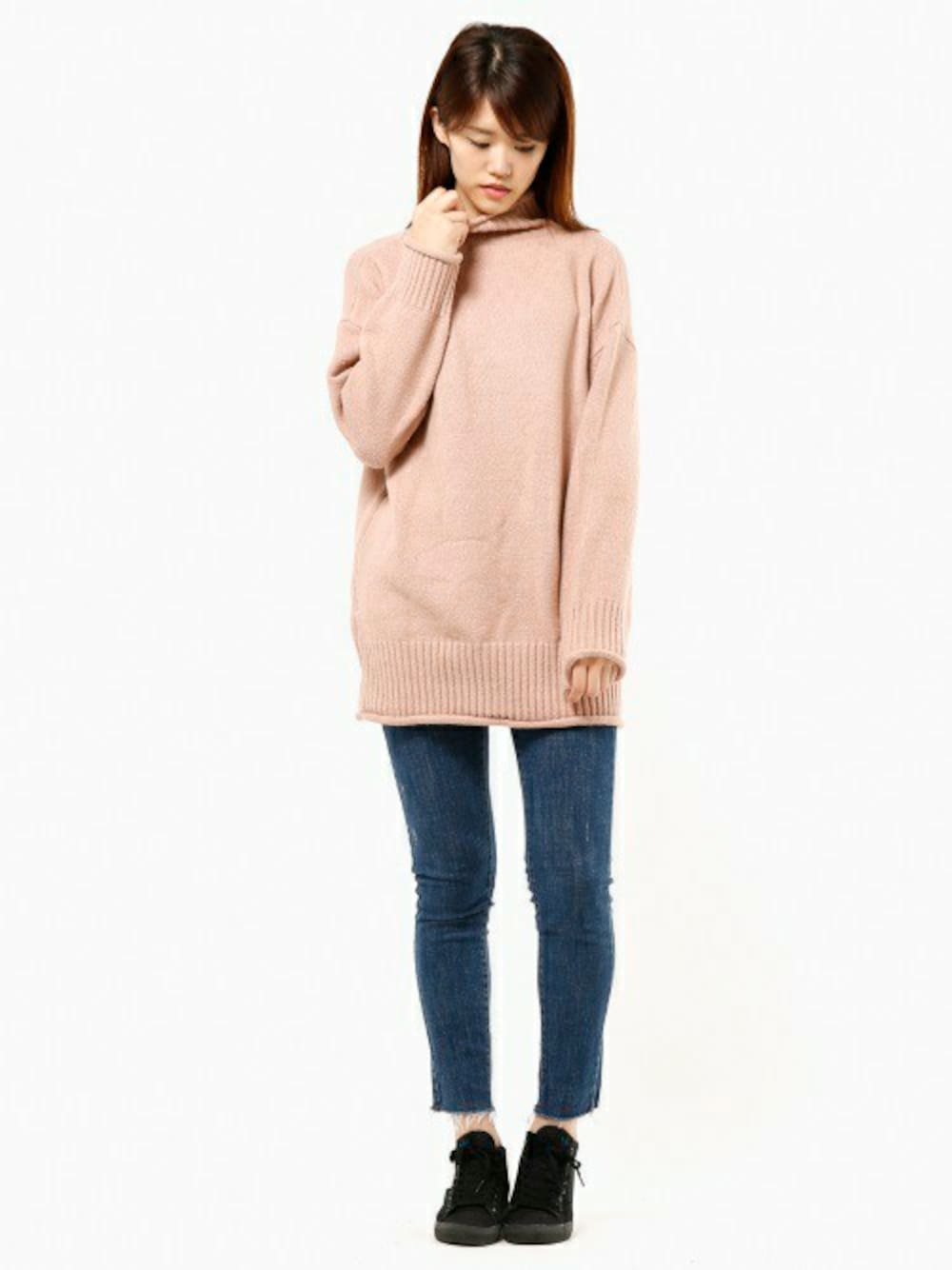 「デニム、ニットワンピース、holiday、セール、SALE、ブークレニット、auntie rosa holiday」｜「Auntie Rosa Holidayの【Holiday】ストレッチブ―クレニットワンピース（ワンピース、ピンク系）」を使った、MIKI MORIさん（レディース・173cm）の冬コーディネートの1枚目の写真