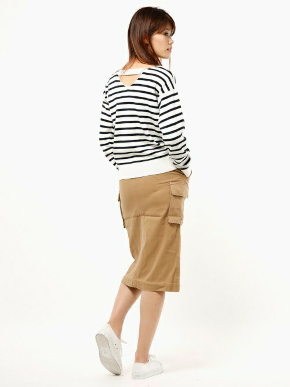 「ボーダー、holiday、カーゴスカート、ラップスカート、auntie rosa holiday」｜「Auntie Rosa Holidayの【Holiday】後ろVネックニット（ニット/セーター、その他）」を使った、MIKI MORIさん（レディース・173cm）の冬コーディネートの1枚目の写真