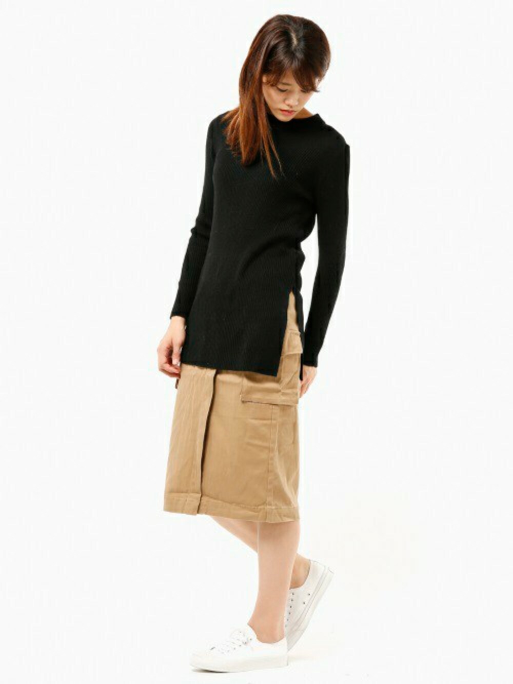 「ニット、holiday、セール、SALE、カーゴスカート、ラップスカート、スリット、auntie rosa holiday」｜「Auntie Rosa Holidayの【Holiday】スリットニットプルオーバー（ニット/セーター、ブラック系）」を使った、MIKI MORIさん（レディース・173cm）の冬コーディネートの1枚目の写真