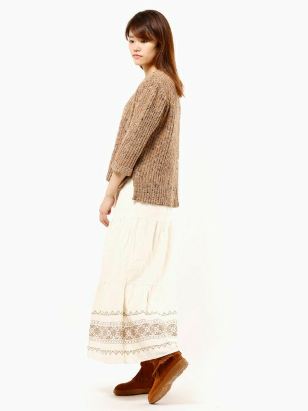 「ニット、刺繍、マキシスカート、holiday、セール、SALE、auntie rosa holiday」｜「Auntie Rosa Holidayの【Holiday】シュバムプルオーバー（ニット/セーター、ベージュ系）」を使った、MIKI MORIさん（レディース・173cm）の冬コーディネートの1枚目の写真