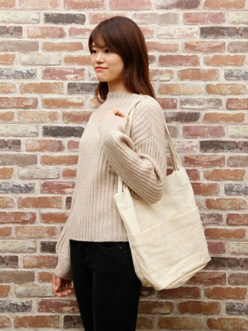 「トートバッグ、holiday、セール、リブニット、SALE、auntie rosa holiday」｜「Auntie Rosa Holidayの【Holiday】シェットランドリブニット（ニット/セーター、ベージュ系）」を使った、MIKI MORIさん（レディース・173cm）の冬コーディネートの1枚目の写真