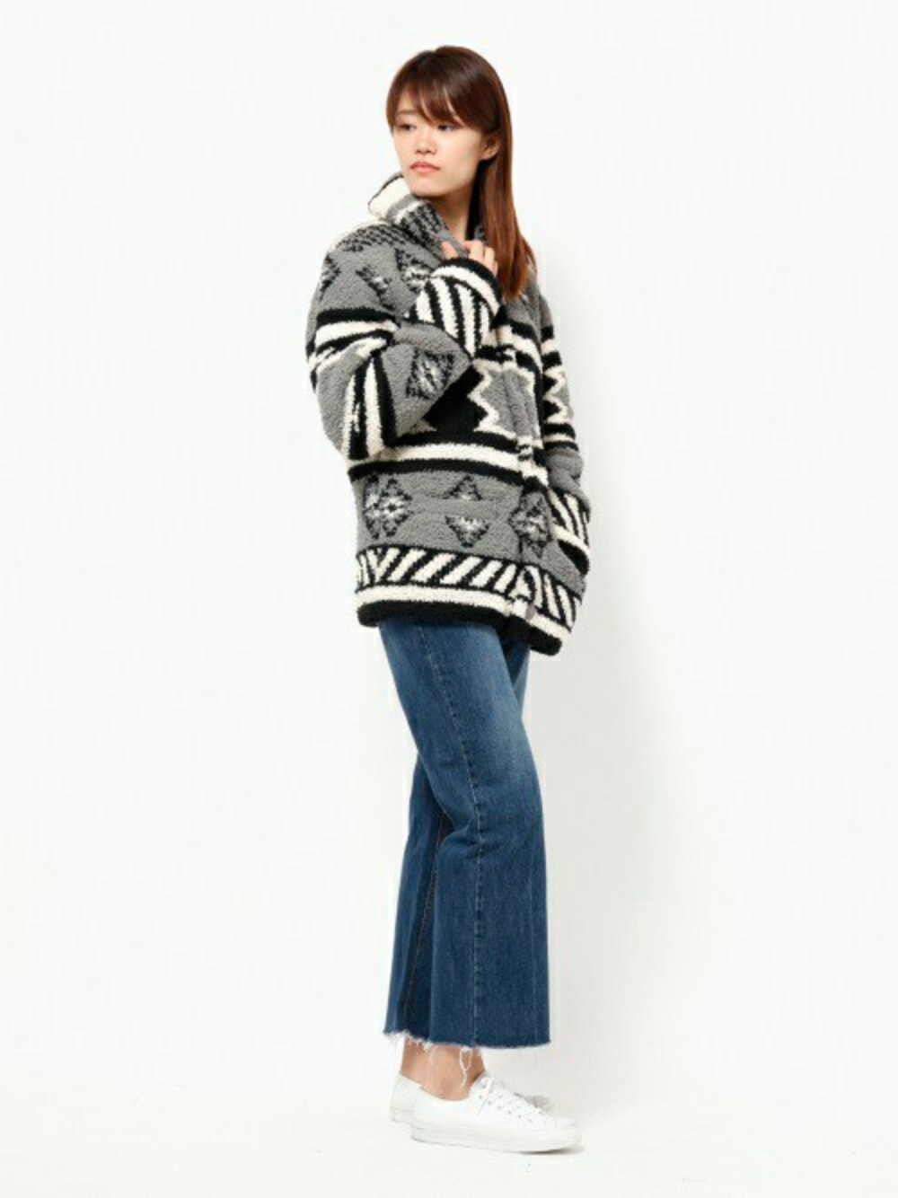 「カーディガン、ボヘミアン、ネイティブ柄、holiday、セール、SALE、オルテガ柄、auntie rosa holiday」｜「Auntie Rosa Holidayの【Holiday】オルテガモコモコカーディガン（カーディガン/ボレロ、ブラック系）」を使った、MIKI MORIさん（レディース・173cm）の冬コーディネートの1枚目の写真