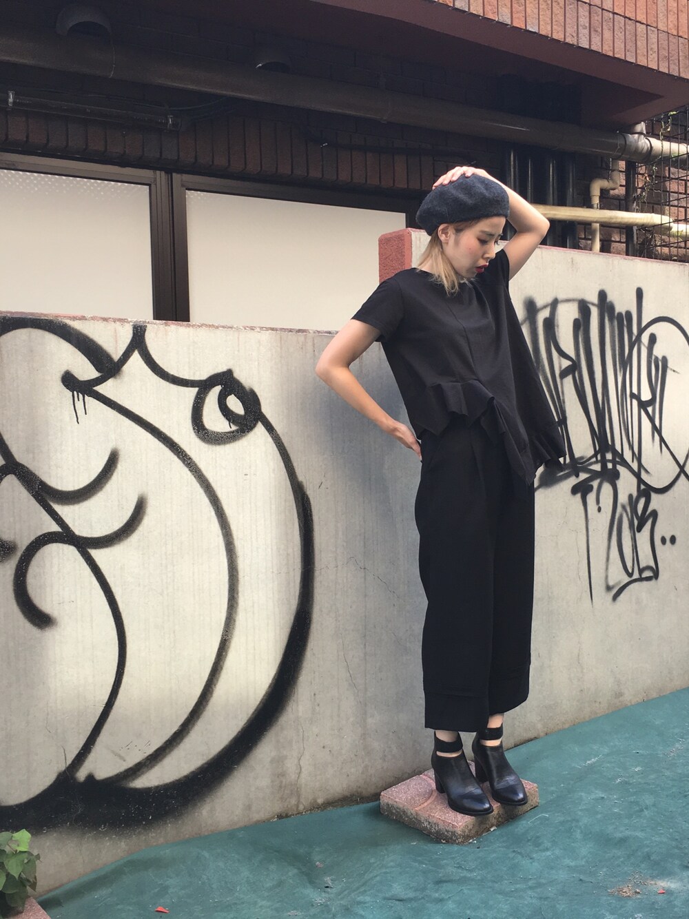 「シンプル、大人カジュアル、ラクチンコーデ、カジュアル、秋のコーデ、モノトーン」｜「OUTRO SOLのアイテム（Tシャツ/カットソー、ブラック系）」を使った、OZAWA  さん（レディース・158cm）の夏コーディネートの1枚目の写真