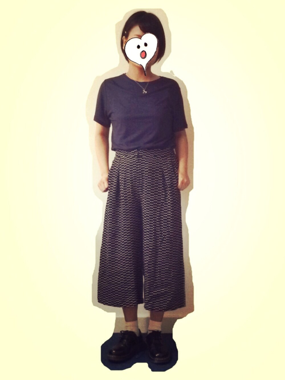 ブラック系のその他パンツ、ブルー系のTシャツ/カットソーを着用したレディースの夏コーディネートの1枚目の写真
