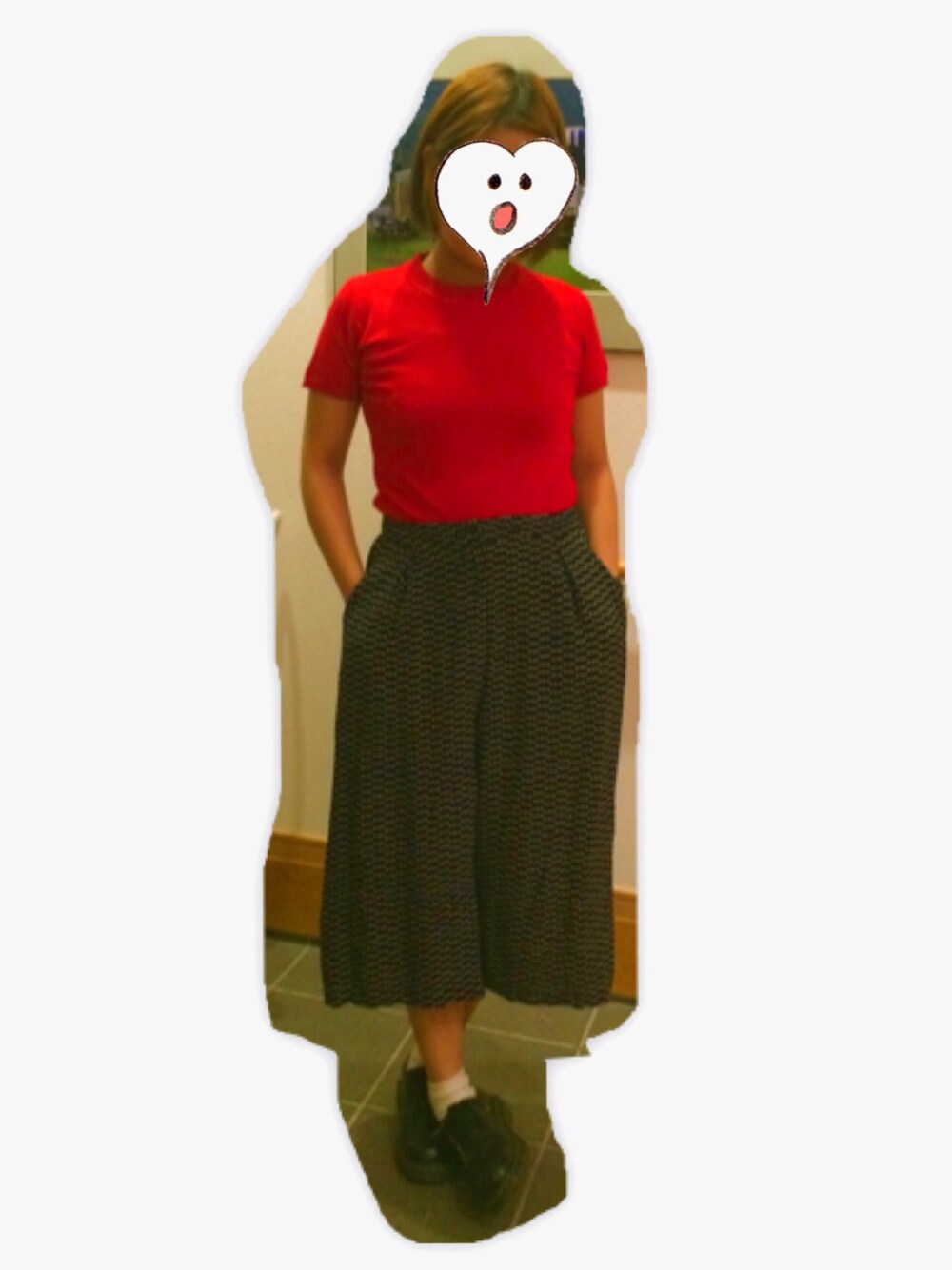ブラック系のその他パンツ、ブラック系のその他シューズ、レッド系のニット/セーターを着用したレディースの春コーディネートの1枚目の写真