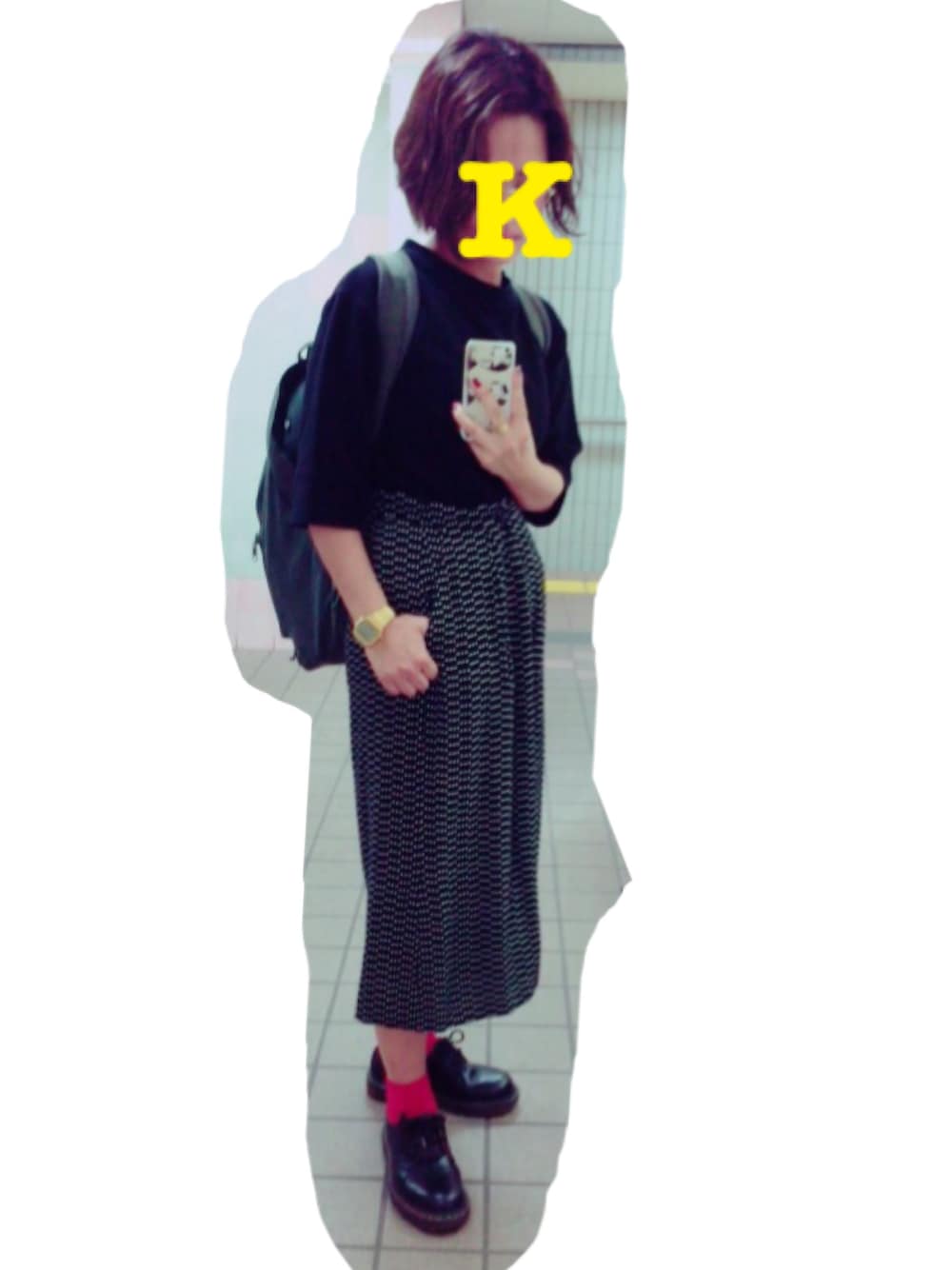 「黒、バックパック、カンケン、ガウチョパンツ、オールブラック、Dr.Martens、丸メガネ、ハイネック、柄パンツ」｜「URBAN OUTFITTERSのアイテム（その他パンツ、ブラック系）」を使った、i m k nさん（レディース・156cm）の秋コーディネートの1枚目の写真