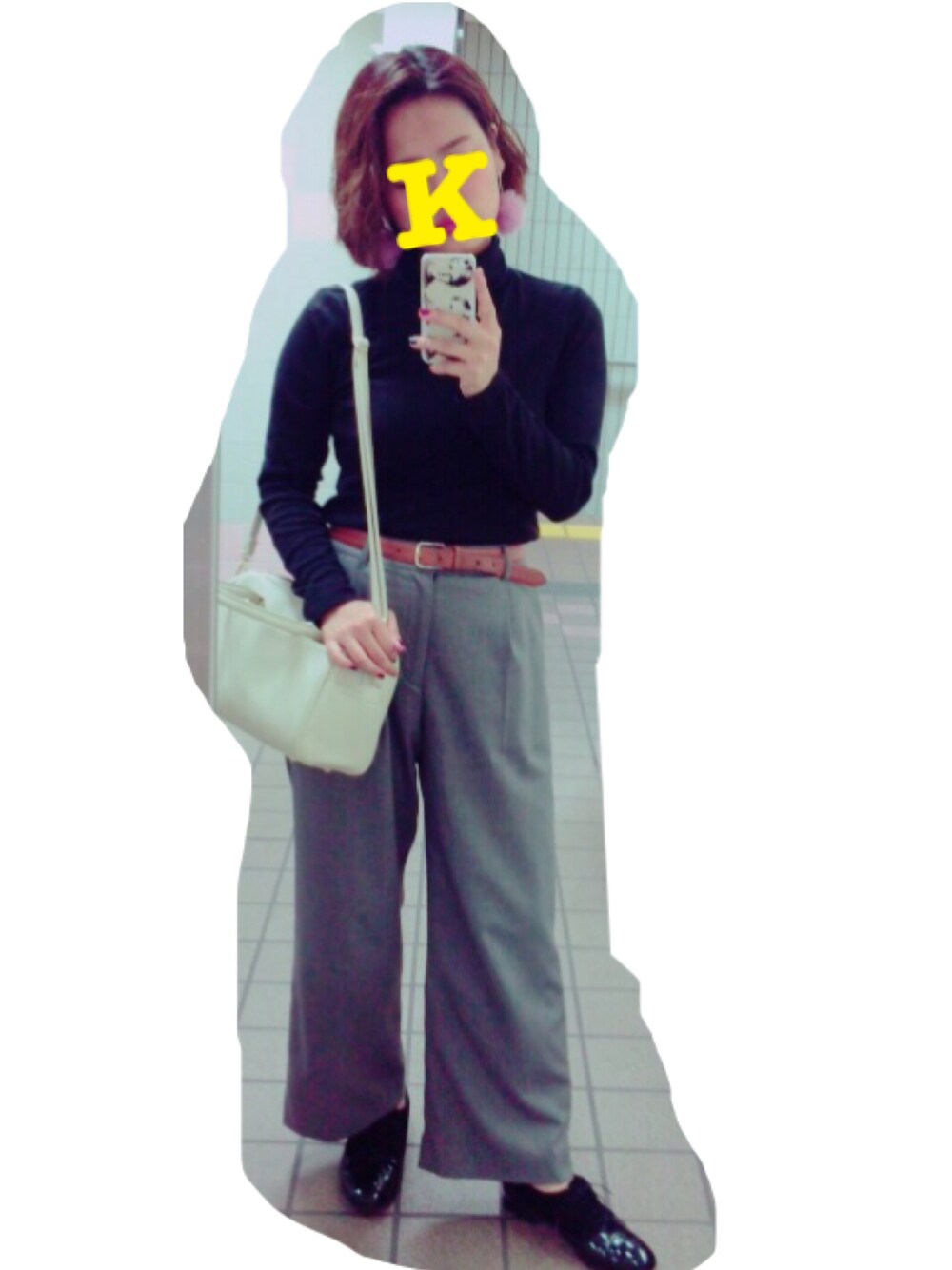 「シンプル、タートルネック、イヤリング、黒、ワイドパンツ、グレー、モノトーン」｜「UNIQLOのアイテム（Tシャツ/カットソー、ブラック系）」を使った、i m k nさん（レディース・156cm）の秋コーディネートの1枚目の写真