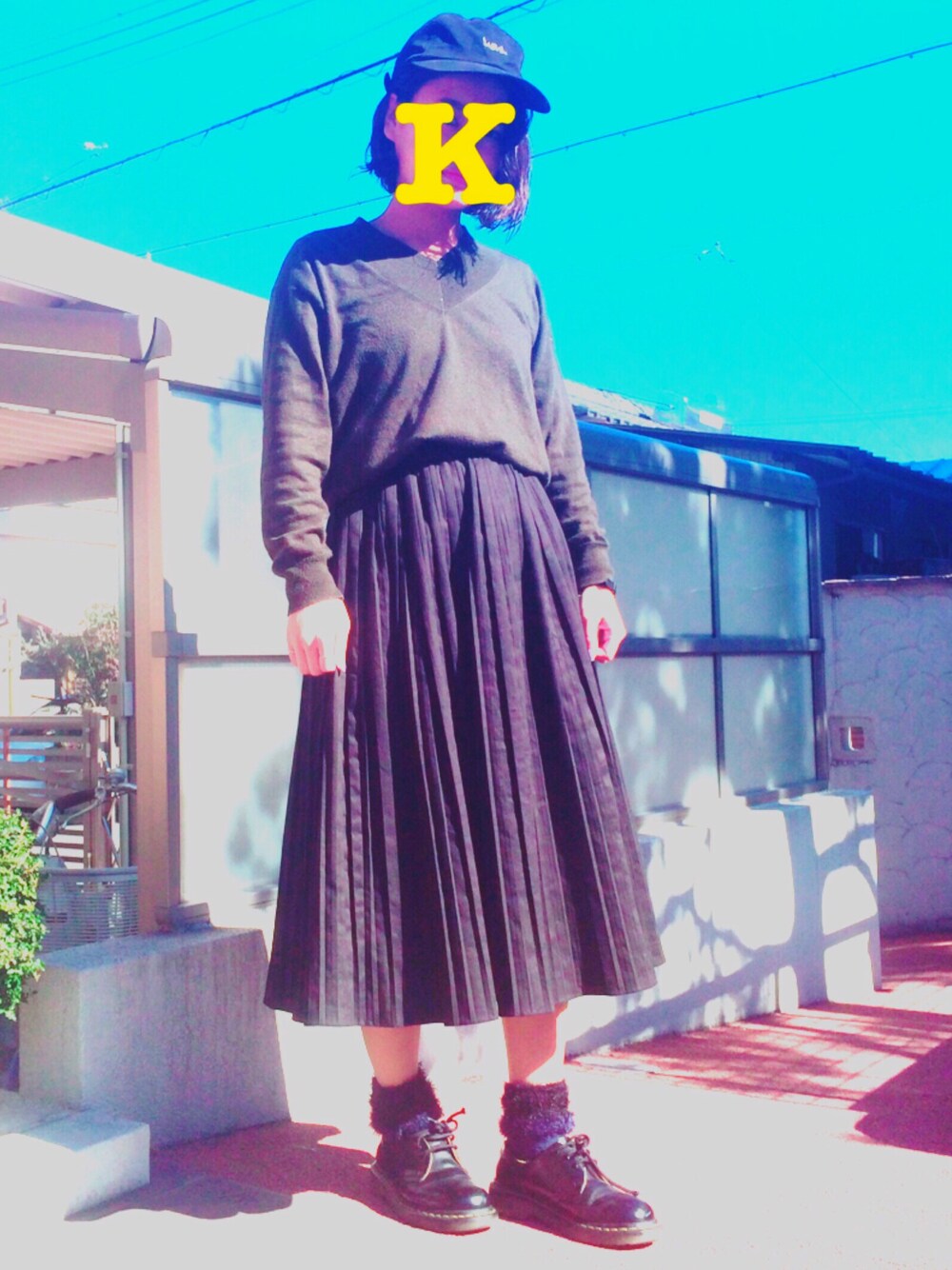 「プリーツスカート、カーキ、ニット、キャップ、Dr.Martens、春コーデ、カジュアル」｜「LEPSIMの【洗濯機で洗えるニット】12GウォッシャブルVプルオーバー　567043（ニット/セーター、ベージュ系）」を使った、i m k nさん（レディース・156cm）の冬コーディネートの1枚目の写真