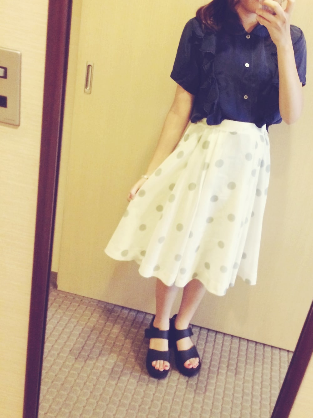 「tricot COMME des GARCONS、水玉、ドット柄、ドットスカート、水玉スカート、丸襟ブラウス、厚底サンダル」｜「tricot COMME des GARCONSのアイテム（シャツ/ブラウス、ブルー系）」を使った、彩さん（レディース・157cm）の夏コーディネートの1枚目の写真