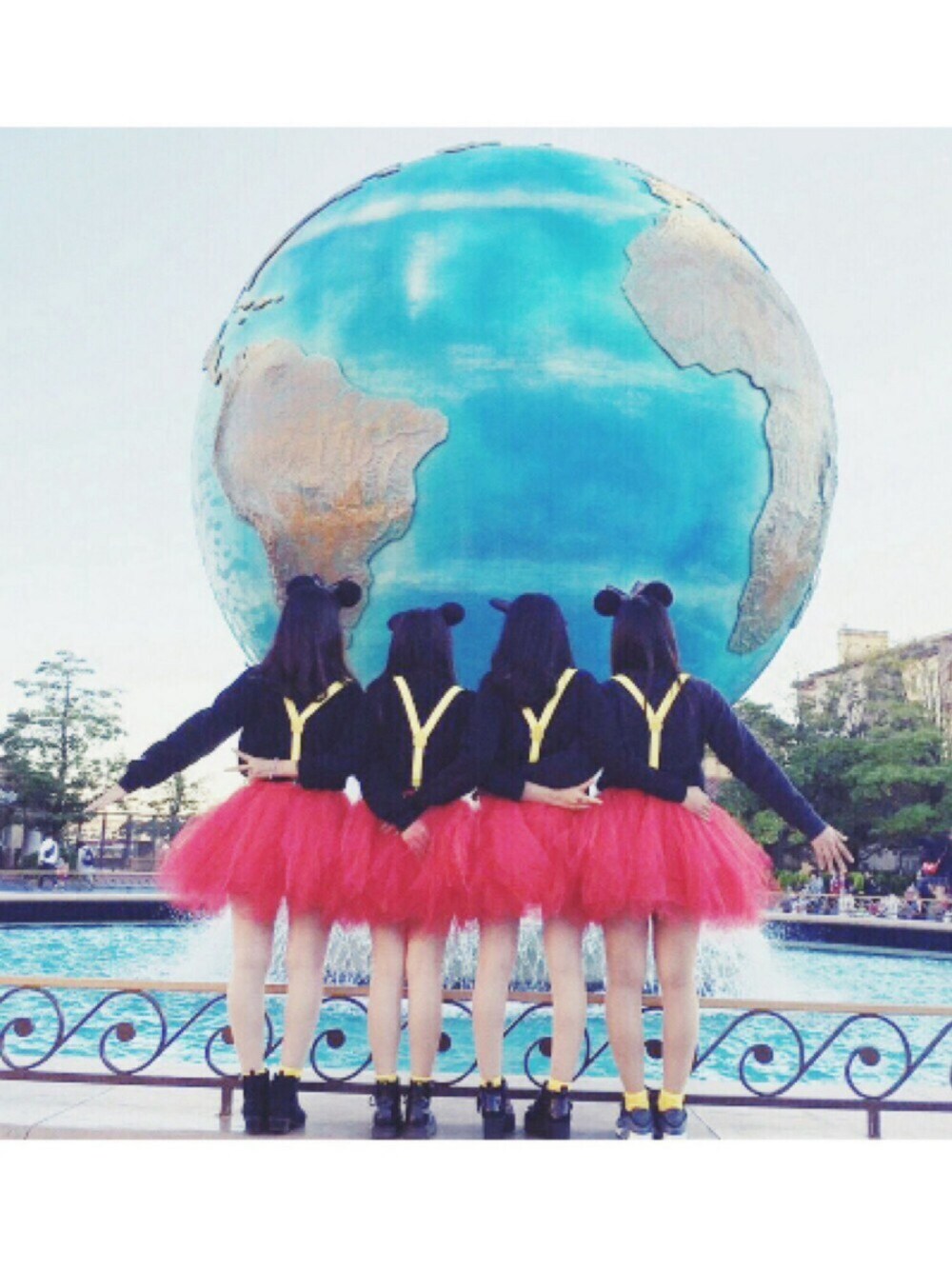 「disney、Disneyland、disney sea、キャラコーデ、ミッキー、ミニー、ディズニーコーデ、ディズニーランド、ディズニーシー、ディズニーバウンド」｜「Dr. MartensのDr.Martens (ドクターマーチン)/1460 8ホールブーツ（ブーツ、ブラック系）」を使った、彩さん（レディース・157cm）の冬コーディネートの1枚目の写真