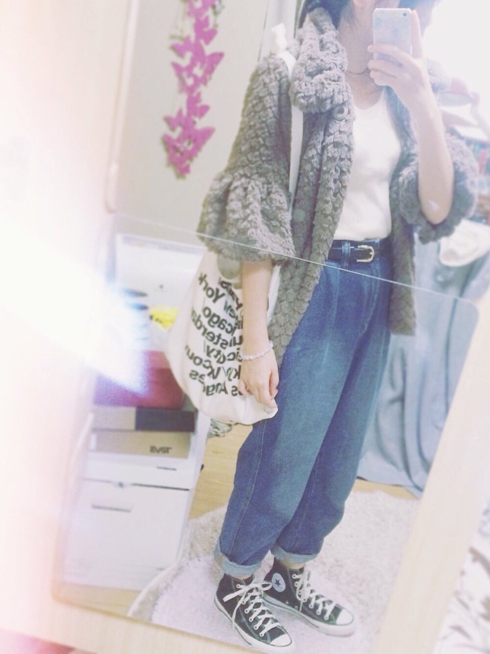 「ファーコート、マムジーンズ、ハイウエスト、ハイカットスニーカー、GU、converse、Crisp、古着、ヴィンテージ、vintage」｜「CONVERSEのCONVERSE / CVS ALL STAR  HI（スニーカー、ブラック系）」を使った、彩さん（レディース・157cm）の春コーディネートの1枚目の写真