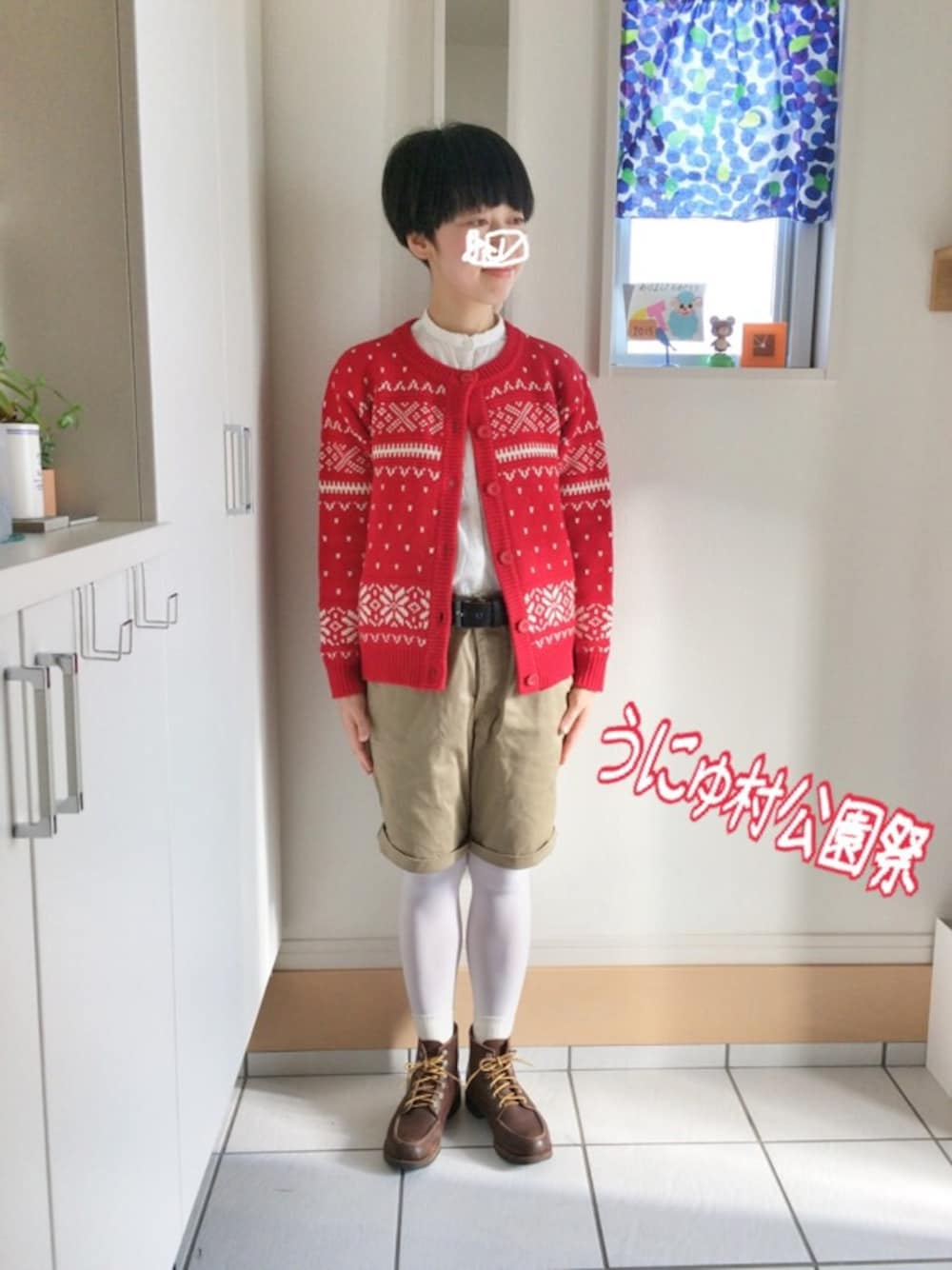 ホワイト系のシャツ/ブラウス、レッド系のニット/セーター、ベージュ系のチノパンツを着用したレディースの冬コーディネートの1枚目の写真