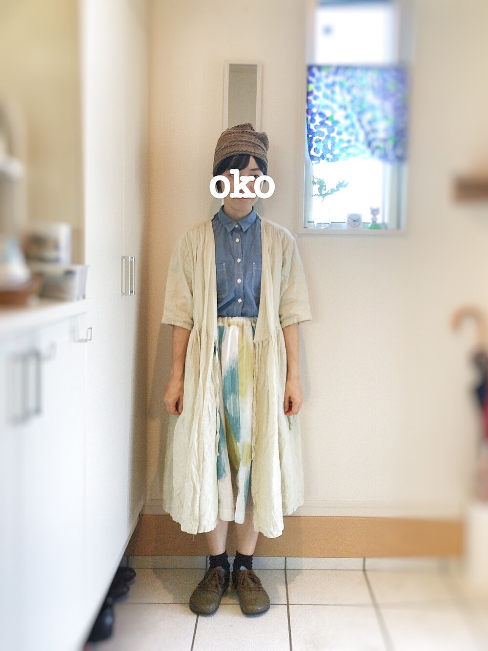 ブルー系のシャツ/ブラウス、グリーン系のワンピース、グリーン系のスカートを着用したレディースの秋コーディネートの1枚目の写真