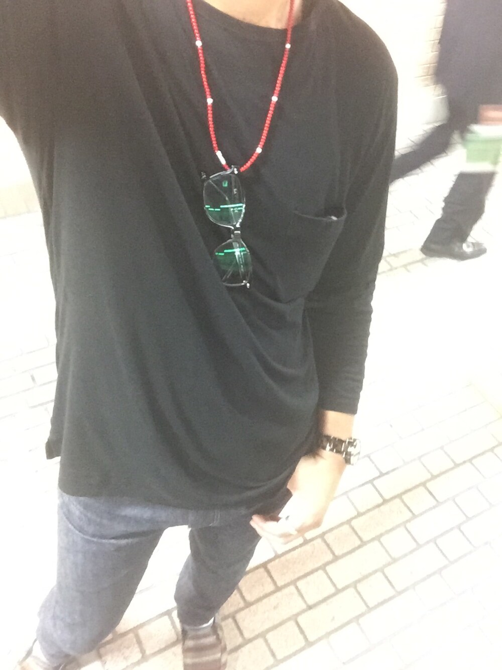 ブラック系のトップス、ブラウン系のデニムパンツ、その他のシューズを着用したメンズの夏コーディネートの1枚目の写真