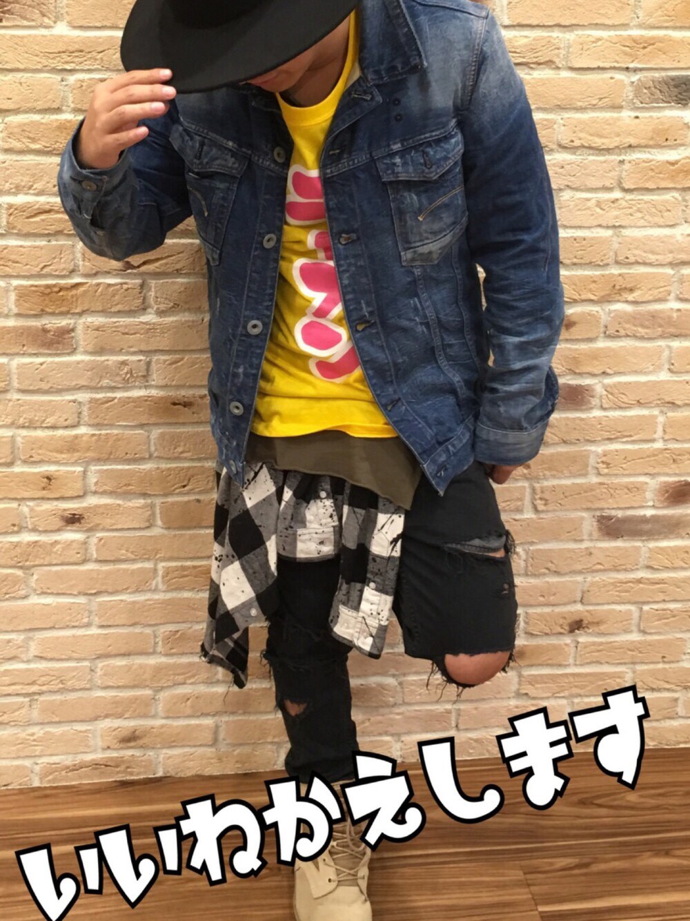 「大人カジュアル、スキニーデニム、黒スキニー、ZARA、ZARA MAN、ロング丈、ELVIRA、デニムジャケット、春コーデ、ジージャン」｜「ELVIRAのアイテム（シャツ/ブラウス、ブラック系）」を使った、ryoさん（メンズ・165cm）の春コーディネートの1枚目の写真