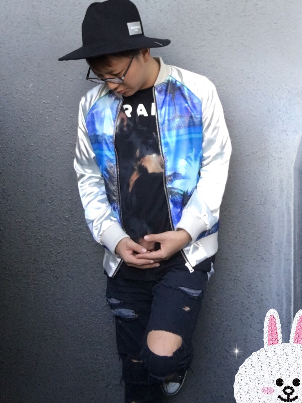 「春、春コーデ、スカジャン、ダメージデニムパンツ、オールスター、プチプラ」｜「Bershkaのアイテム（Tシャツ/カットソー、ブラック系）」を使った、ryoさん（メンズ・165cm）の春コーディネートの1枚目の写真