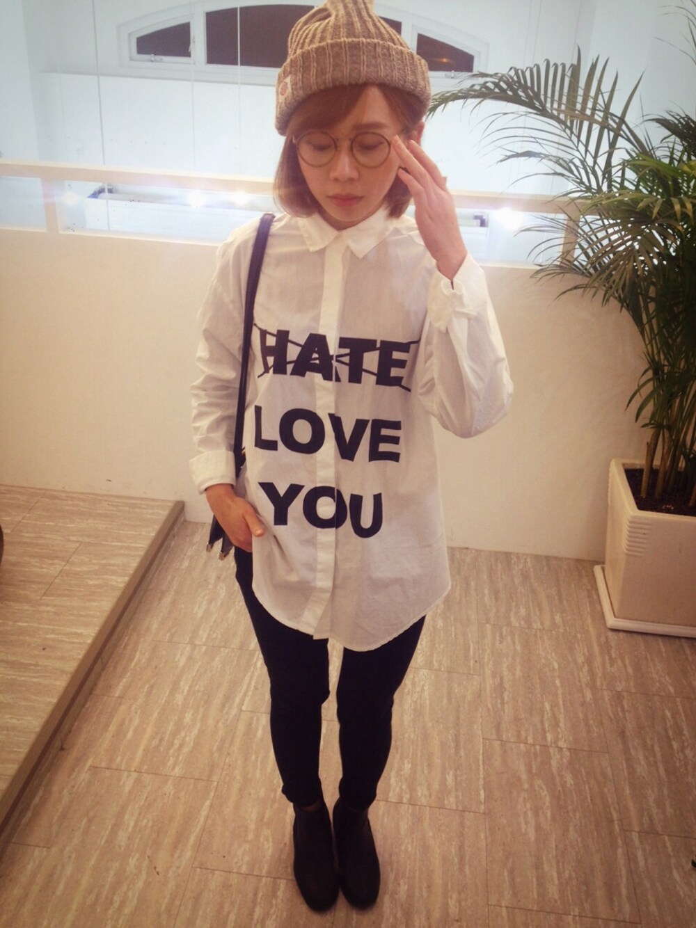 ホワイト系のシャツ/ブラウス、グレー系のニットキャップ/ビーニー、ブラウン系のメガネを着用したレディースの冬コーディネートの1枚目の写真