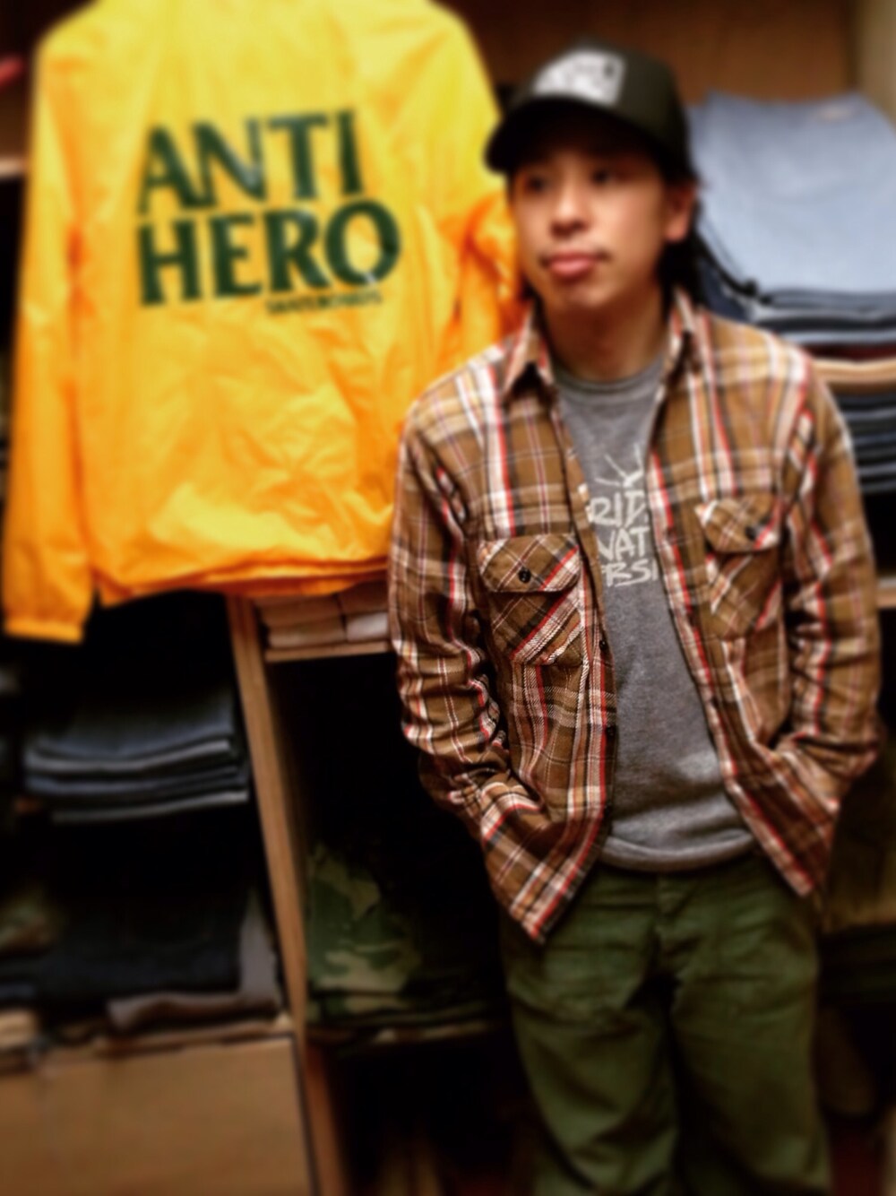 「ANTI HEROのアイテム（ナイロンジャケット、イエロー系）」を使った、UMASAKI TATSUYAさん（メンズ・155cm）の春コーディネートの1枚目の写真