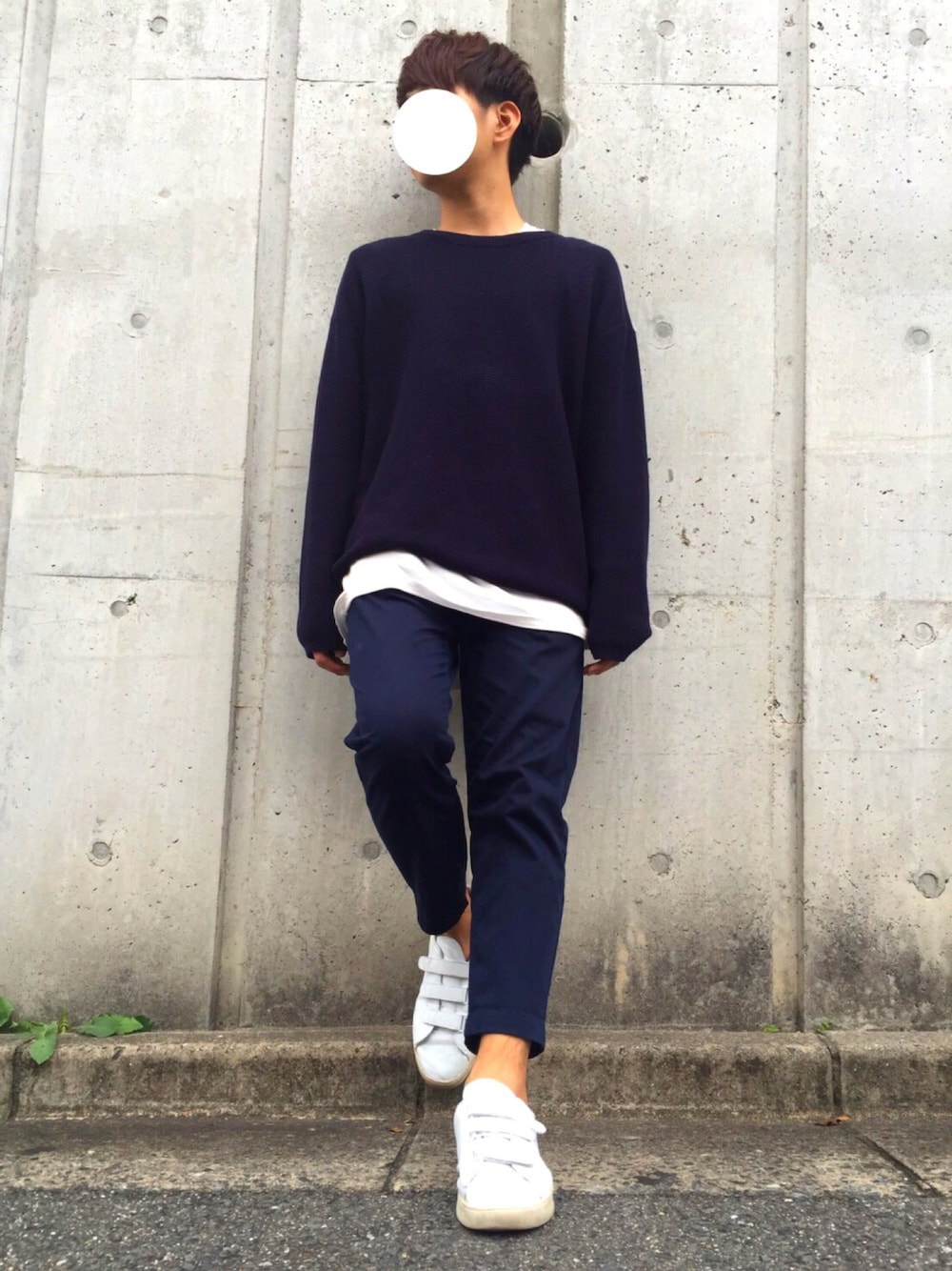 ブルー系のニット/セーター、ブルー系のチノパンツ、ホワイト系のスニーカーを着用したメンズの秋コーディネートの1枚目の写真