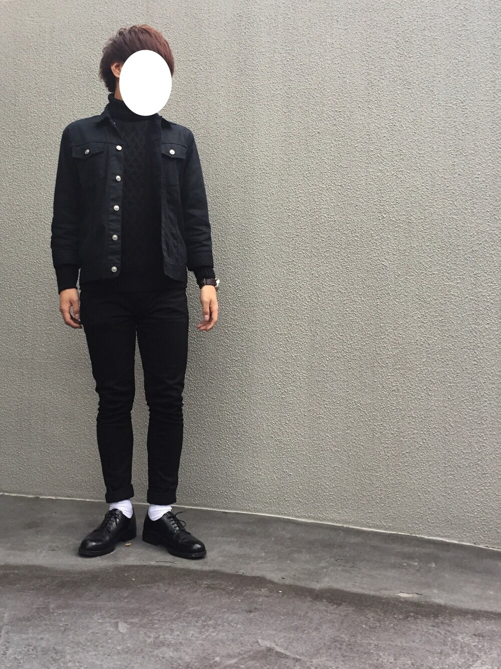 ブラック系のデニムジャケット、ブラック系のニット/セーター、ブラック系のチノパンツを着用したメンズの秋コーディネートの1枚目の写真