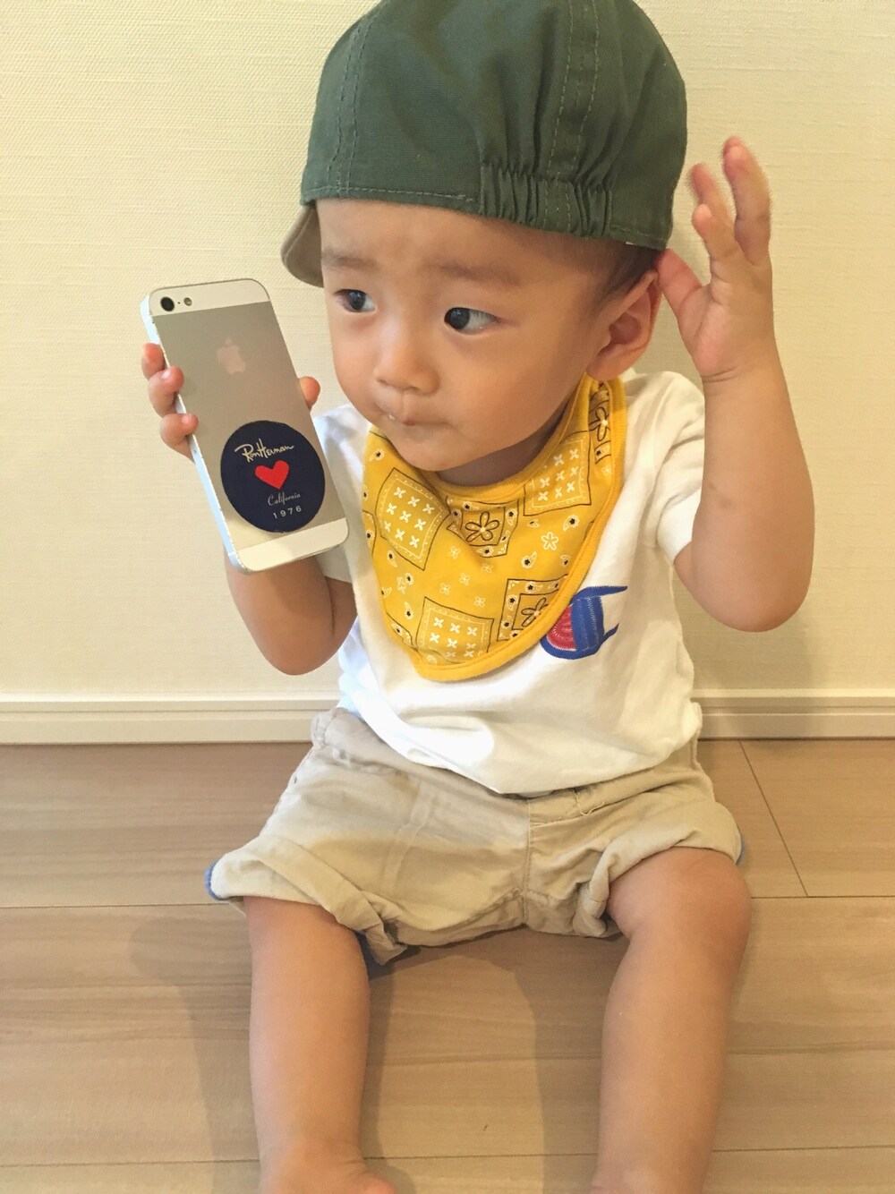 「キャップ、オールドネイビー、チャンピオン、H&M、キッズファッション」｜「Championのアイテム（Tシャツ/カットソー、ホワイト系）」を使った、yukajyuさん（キッズ・70cm）の夏コーディネートの1枚目の写真