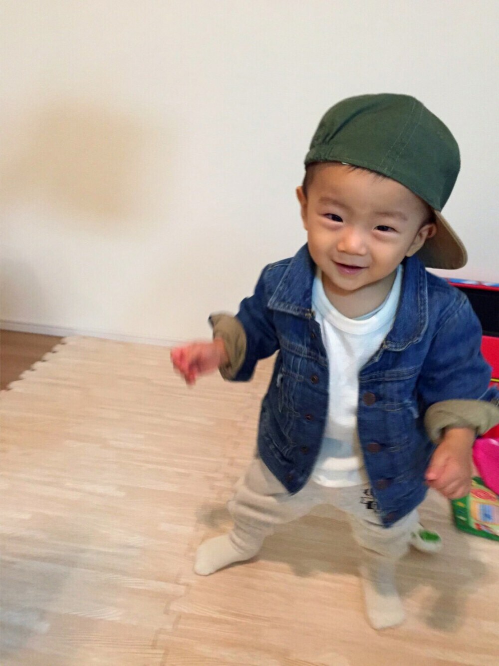 「キッズコーデ、シンプルコーデ、男の子コーデ、キャップ、ベビー、old navy、babygap、西松屋」｜「西松屋のアイテム（Tシャツ/カットソー、ホワイト系）」を使った、yukajyuさん（キッズ・70cm）の秋コーディネートの1枚目の写真