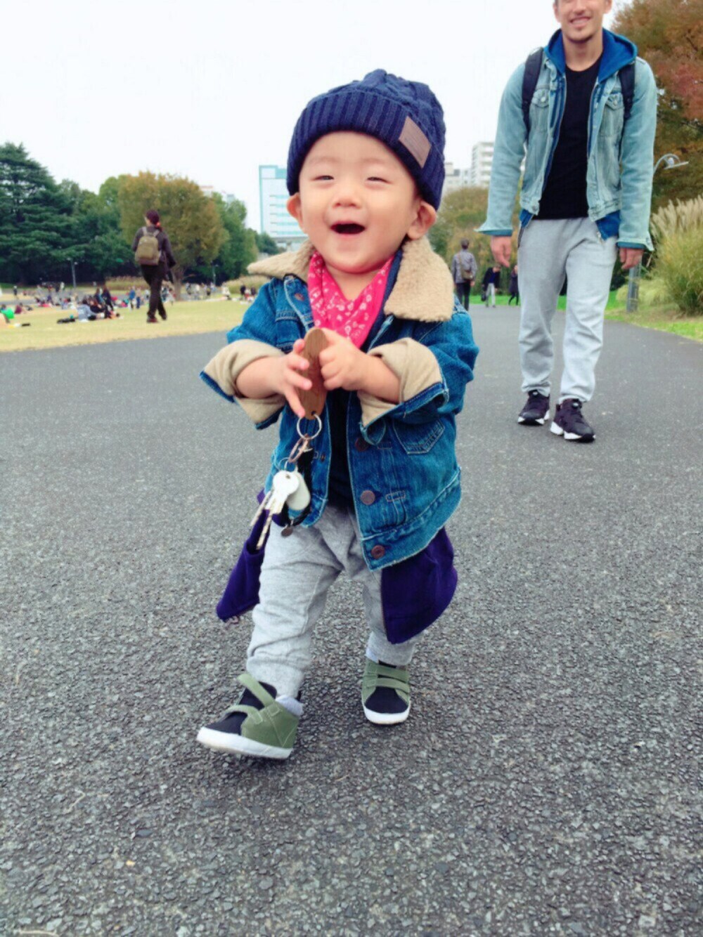 「親子コーデ、リンクコーデ、ニット帽、1歳、スエットパンツ、男の子コーデ、old navy、babygap」｜「no brandのアイテム（ニットキャップ/ビーニー、ブルー系）」を使った、yukajyuさん（キッズ・70cm）の冬コーディネートの1枚目の写真