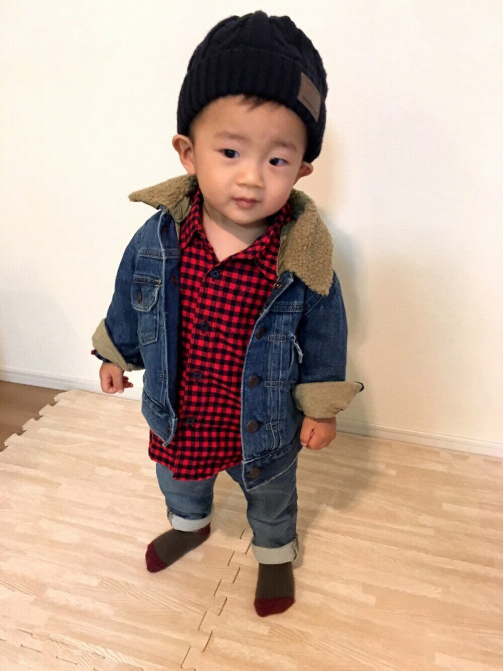 「kids、ベビー、デニム、デニムオンデニム、ニット帽、babygap、1歳、男の子、チェックシャツ」｜「no brandのアイテム（ニットキャップ/ビーニー、ブルー系）」を使った、yukajyuさん（キッズ・70cm）の冬コーディネートの1枚目の写真