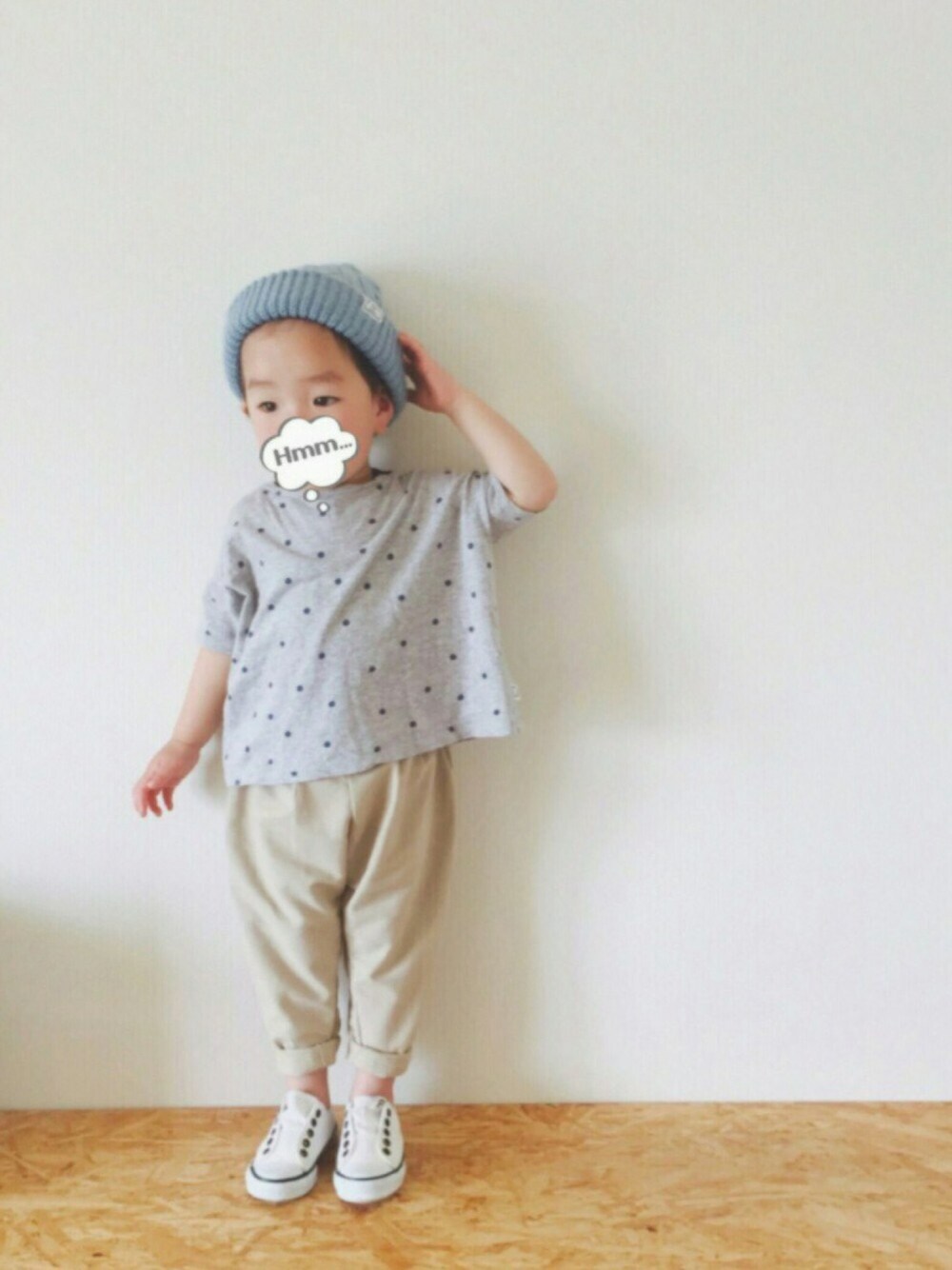 ベージュ系のチノパンツ、ベージュ系のチノパンツ、グレー系のTシャツ/カットソーを着用したキッズの春コーディネートの1枚目の写真