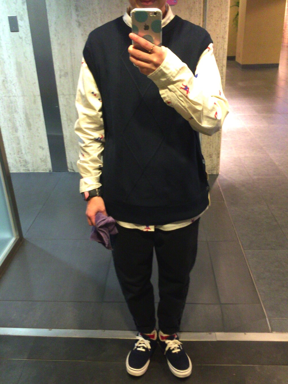 ホワイト系のシャツ/ブラウス、ブルー系のベスト、ブラック系のその他パンツを着用したレディースの冬コーディネートの1枚目の写真