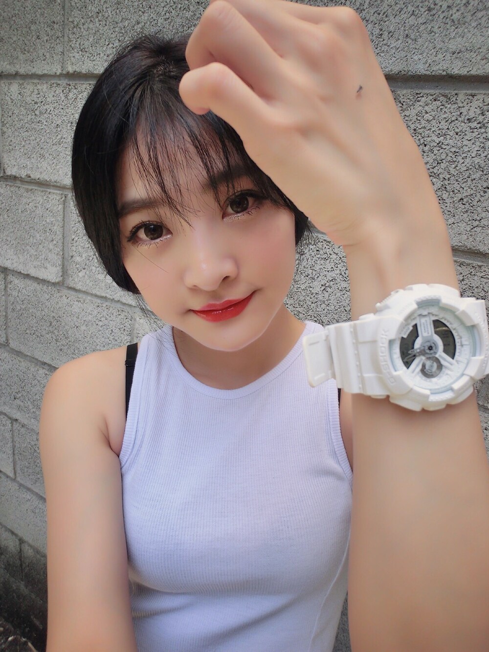「G-SHOCKのアイテム（アナログ腕時計、ホワイト系）」を使った、柯小樹さん（レディース・166cm）の夏コーディネートの1枚目の写真