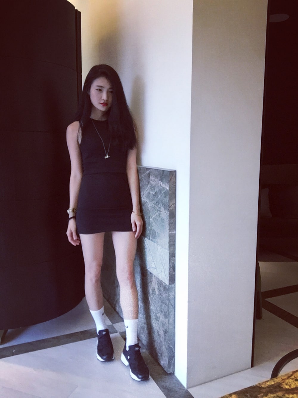 「FOREVER 21のアイテム（タンクトップ、ブラック系）」を使った、柯小樹さん（レディース・166cm）の夏コーディネートの1枚目の写真