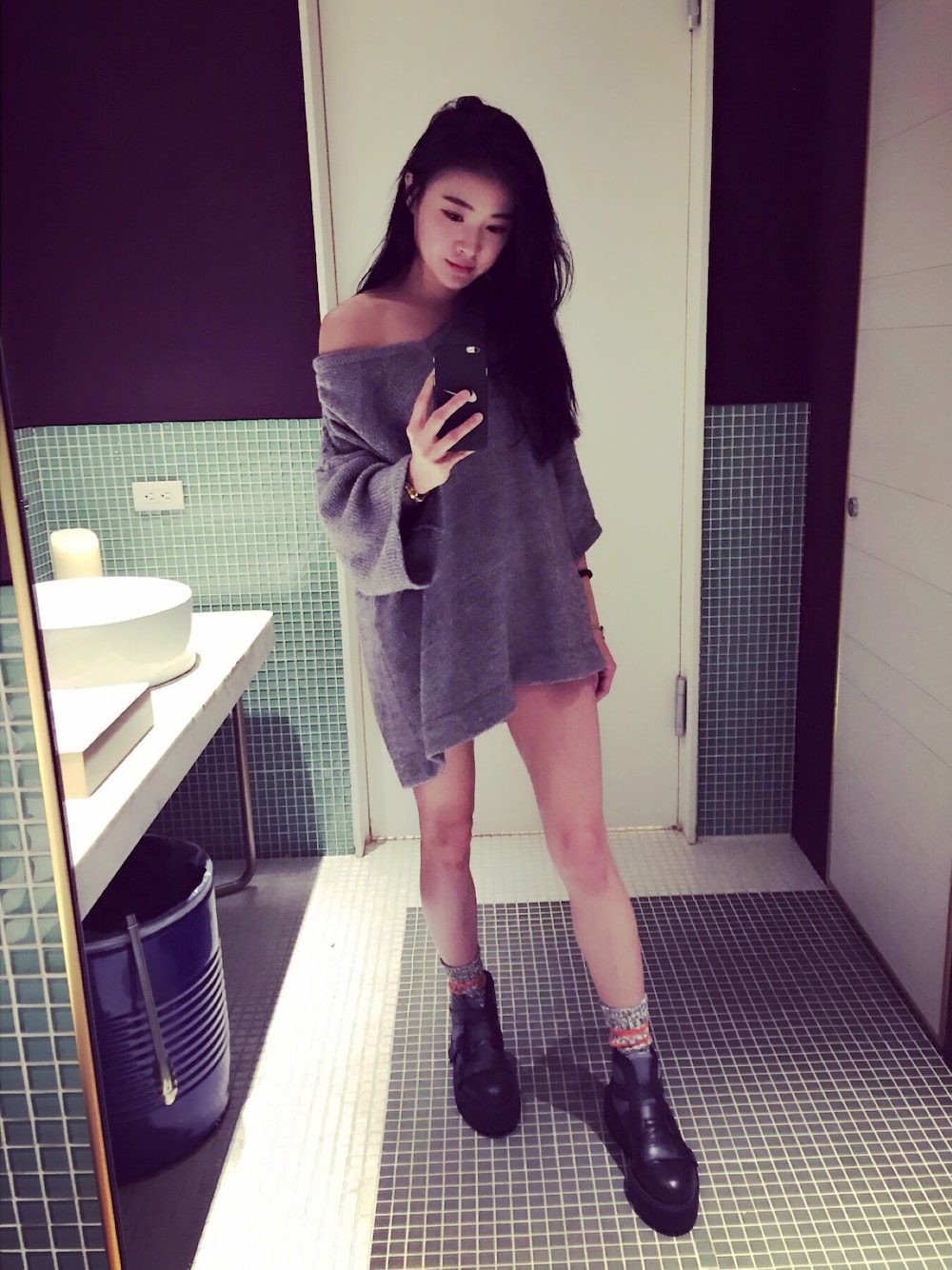 「ZARAのアイテム（トップス、グレー系）」を使った、柯小樹さん（レディース・166cm）の冬コーディネートの1枚目の写真