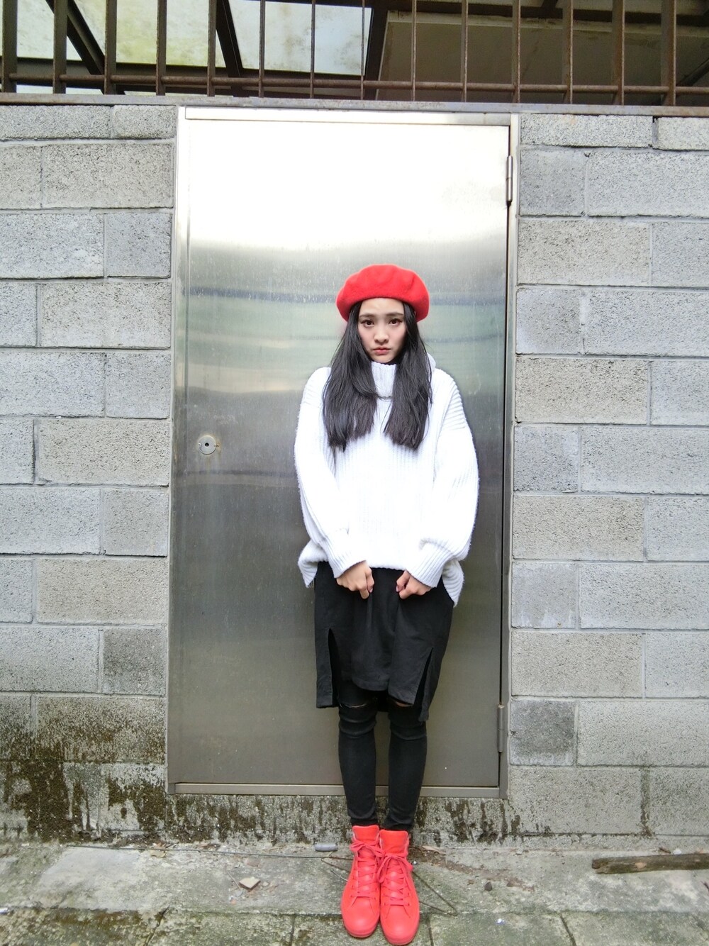「CONVERSE ALL STARのアイテム（シューズ、レッド系）」を使った、柯小樹さん（レディース・166cm）の冬コーディネートの1枚目の写真