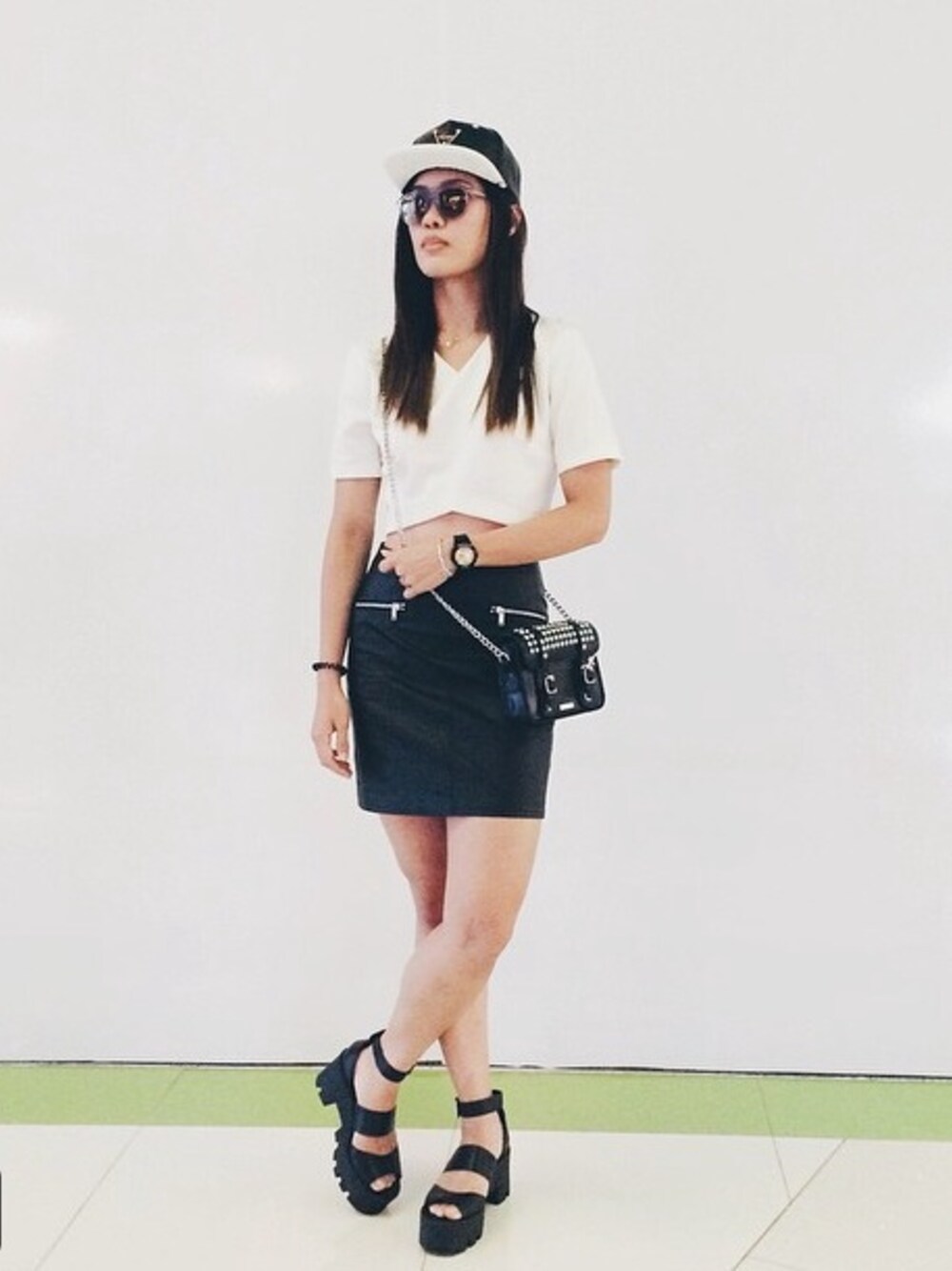 「ootd、HATER SNAPBACK、Windsor Smith、Dr.Martens」｜「Windsor Smithのアイテム（サンダル、ブラック系）」を使った、P.V.Sさん（レディース・165cm）の秋コーディネートの1枚目の写真