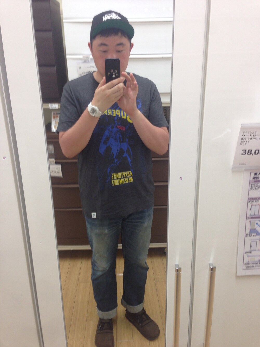 グレー系のTシャツ/カットソー、ブルー系のデニムパンツ、ブラウン系のサンダルを着用したメンズの夏コーディネートの1枚目の写真