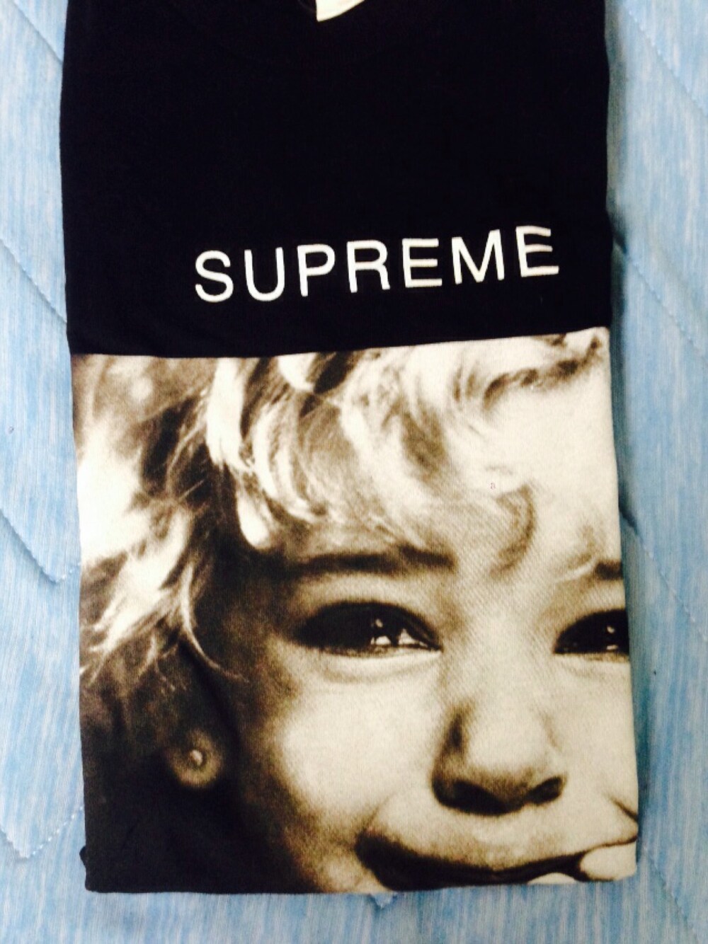 ブラック系のTシャツ/カットソーを着用したメンズの夏コーディネートの1枚目の写真