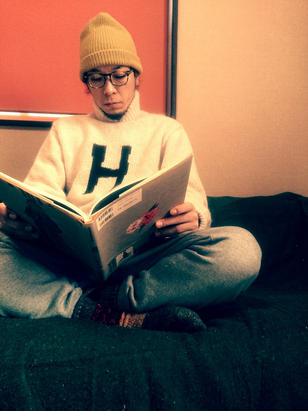 ホワイト系のニット/セーター、その他のソックス/靴下、その他の本を着用したメンズの秋コーディネートの1枚目の写真